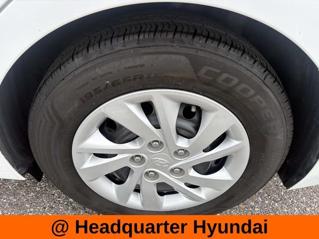 Used 2018 White Hyundai SE image 27