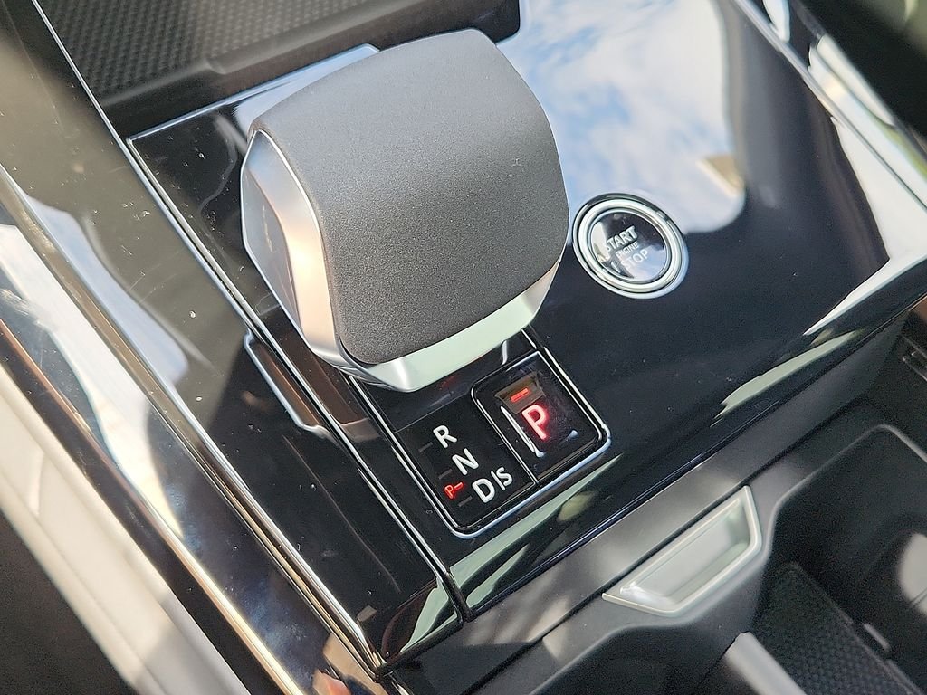 New 2026 Fuji White Land Rover SE image 7