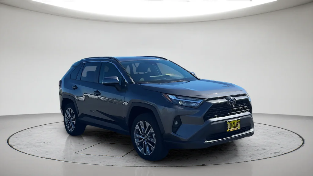 Used 2023  Toyota XLE Premium image 3