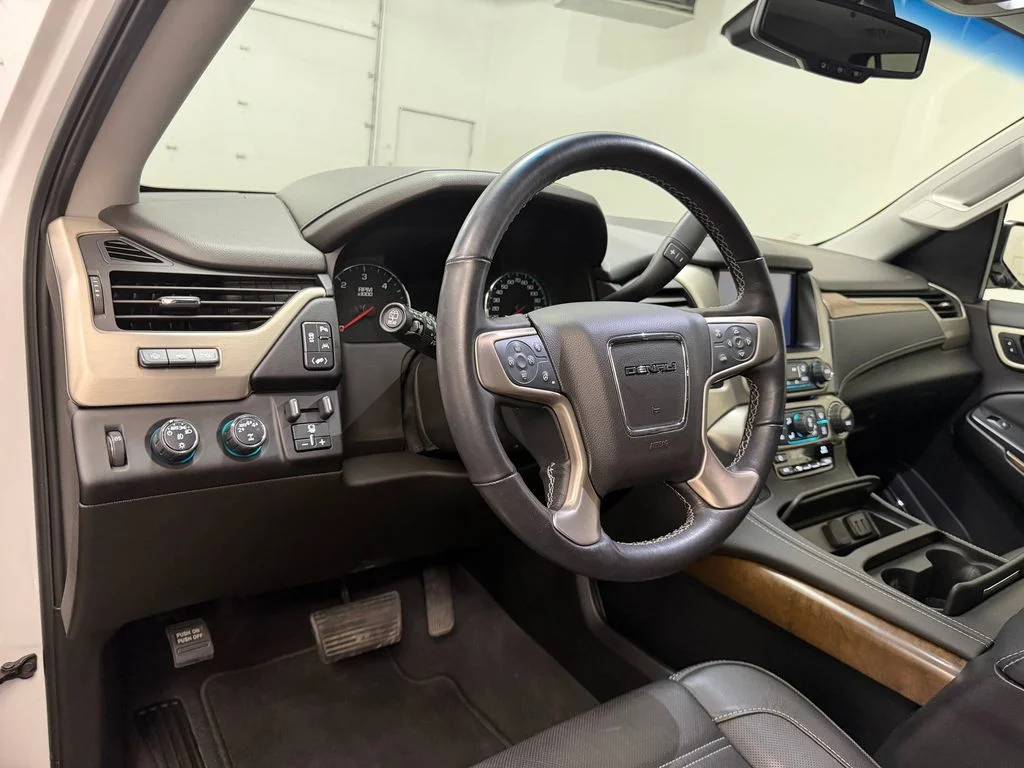 Used 2019 White Frost Tricoat GMC Denali image 4