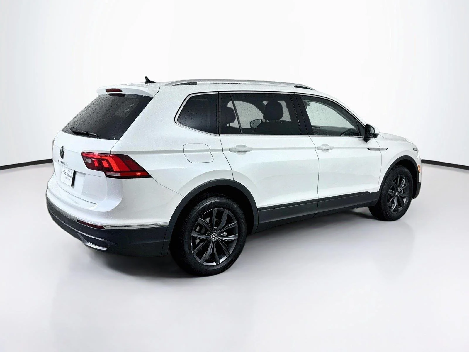 Used 2023 Opal White Pearl Volkswagen SE image 2