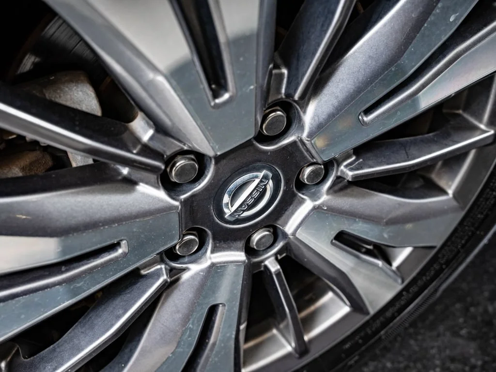 Used 2018 Caspian Blue Nissan SL image 8