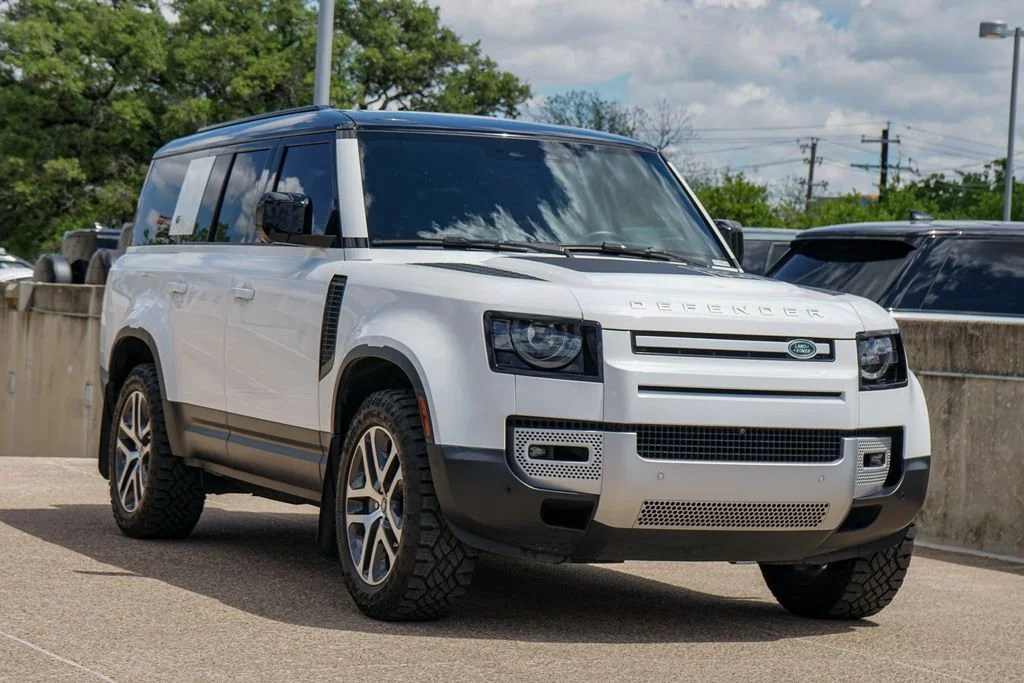 Used 2023 Fuji White Land Rover SE image 10