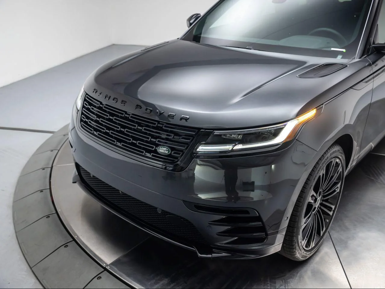New 2026 Carpathian Grey Land Rover P250 Dynamic SE image 9