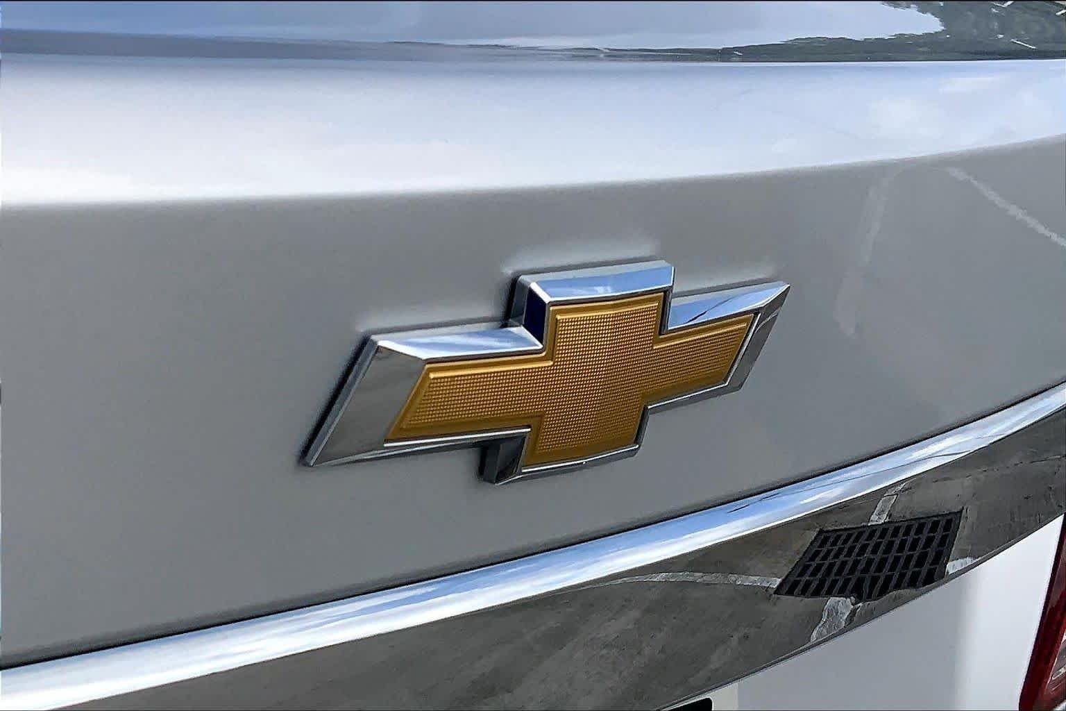 Used 2016 Silver Ice Metallic Chevrolet LT image 28