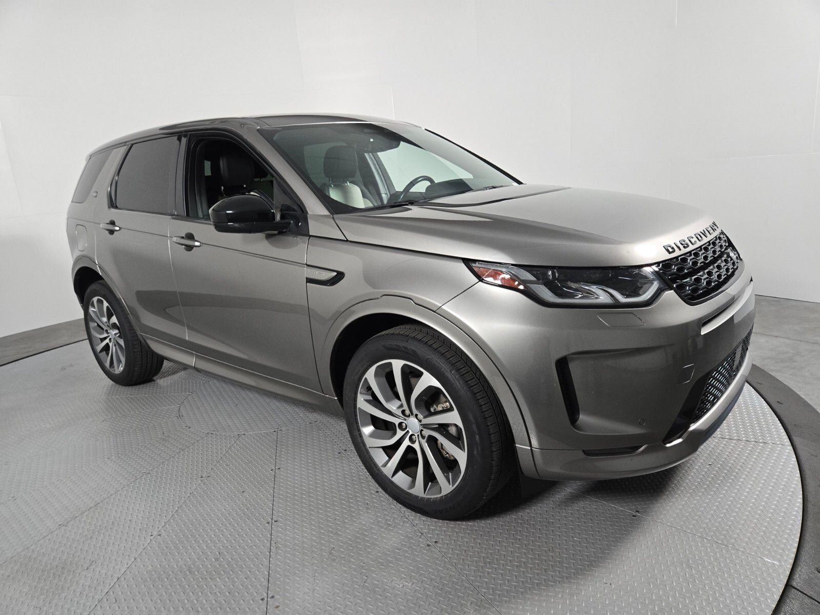 Used 2022 Silicon Silver Premium Metallic Land Rover SE R-Dynamic image 16