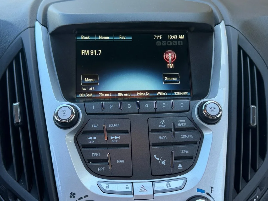 Used 2015 SUMMIT WHITE Chevrolet LT image 21