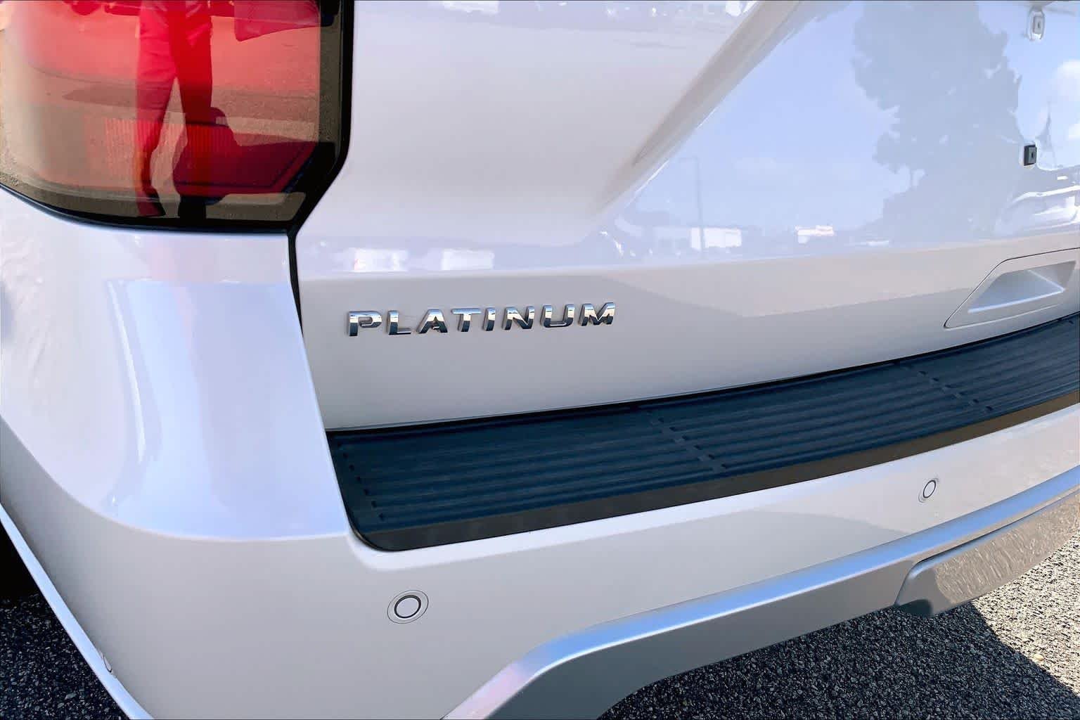 Used 2018 White Platinum Metallic Tri-Coat Ford Platinum image 28