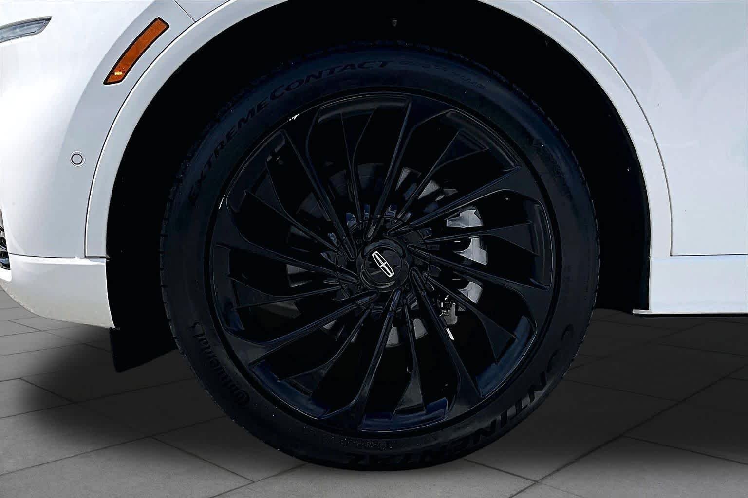 Used 2023 Pristine White Lincoln Reserve image 11