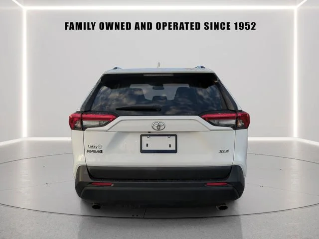 Used 2022 White Toyota XLE image 5
