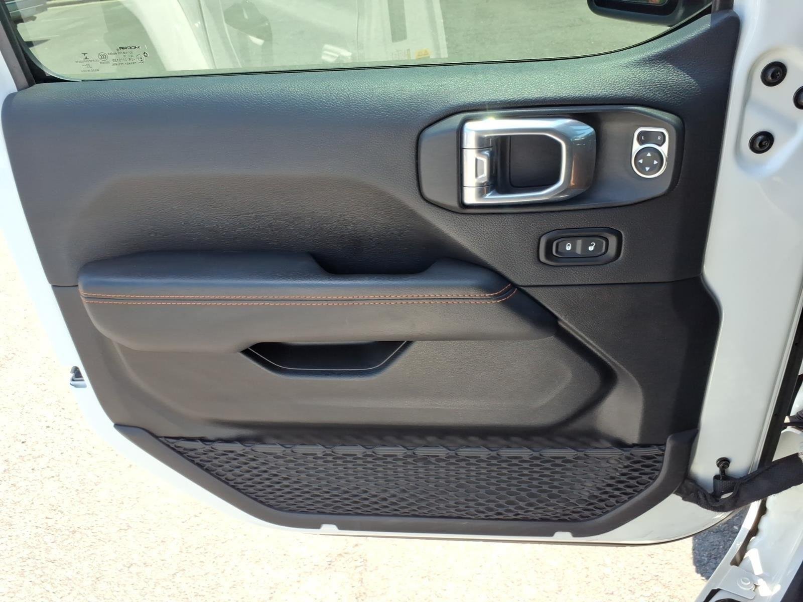 Used 2021 Bright White Clearcoat Jeep Mojave image 30