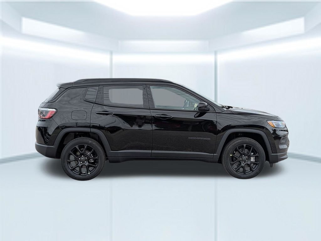 New 2026 Diamond Black Crystal Pearl-Coat Exterior Paint Jeep Latitude image 8
