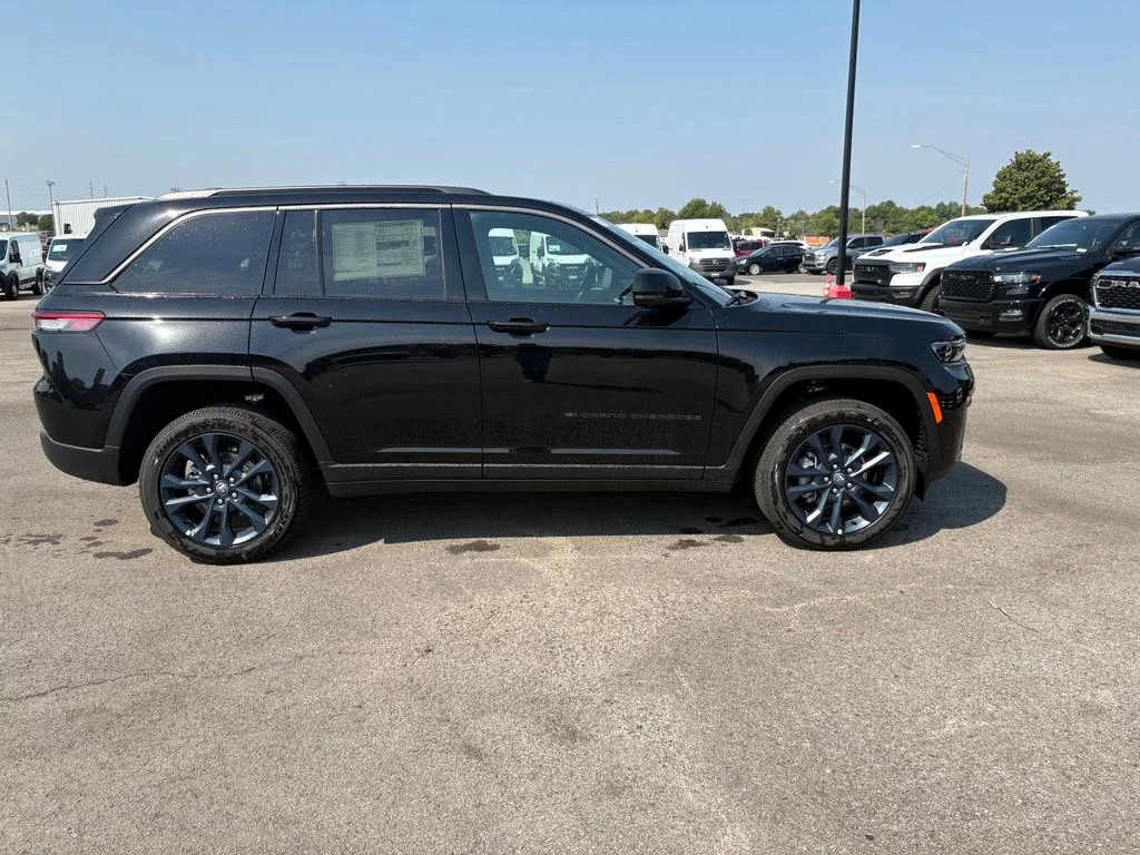 New 2026 Diamond Black Crystal Pearl-Coat Exterior Paint Jeep  image 9