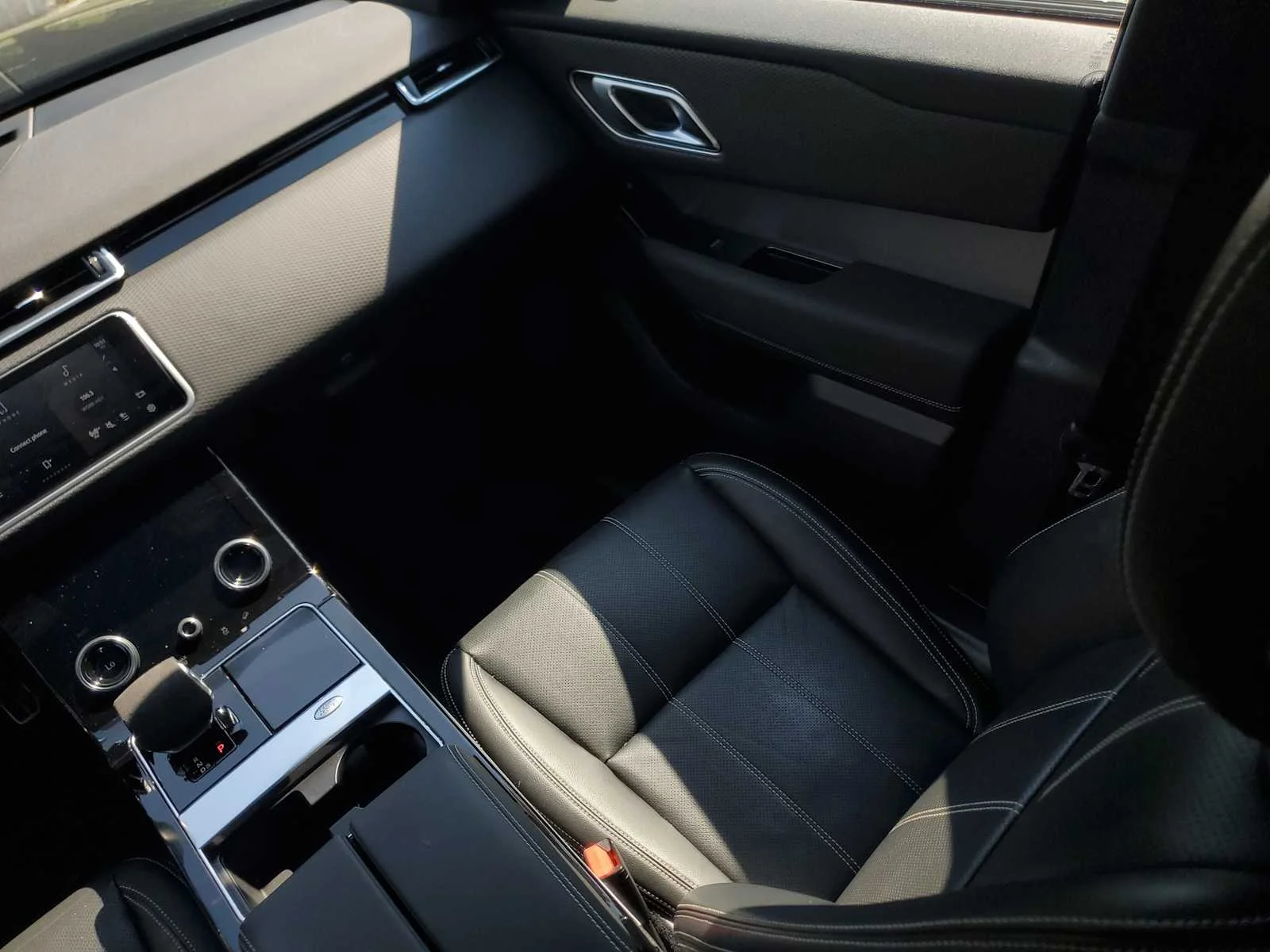 Used 2023  Land Rover R-Dynamic S image 15