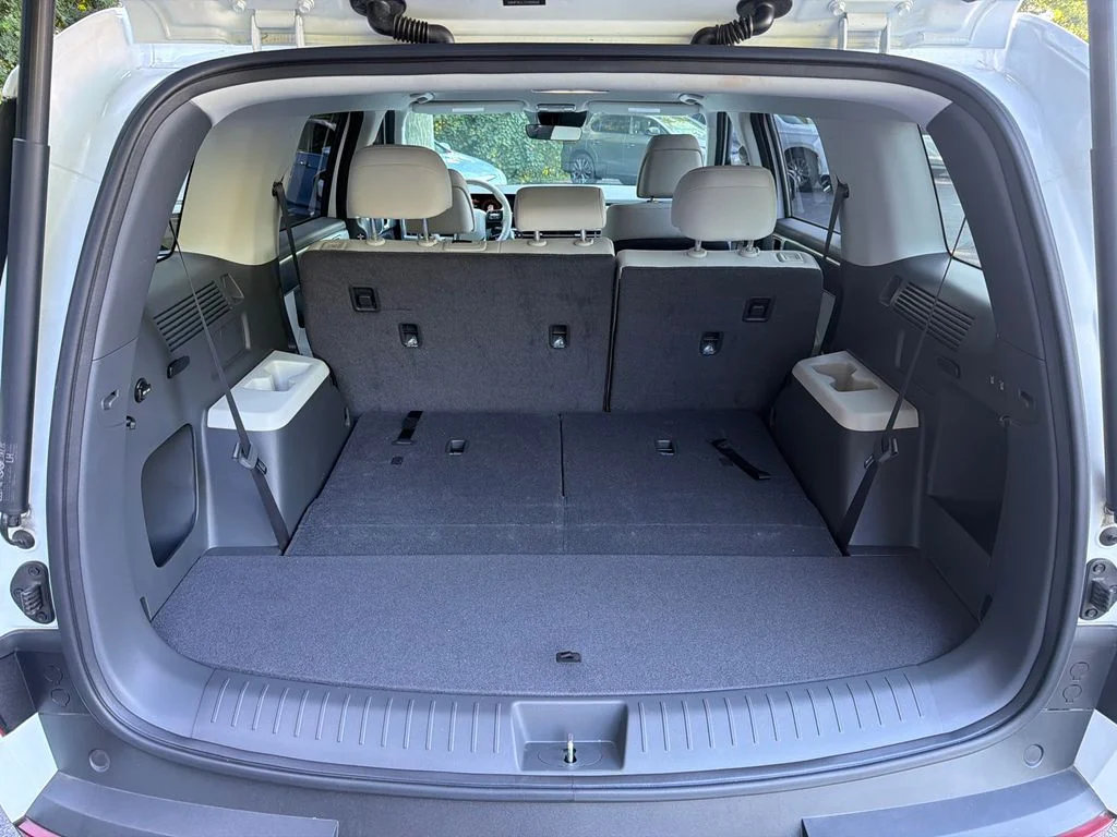 Used 2025 White Hyundai SE image 18