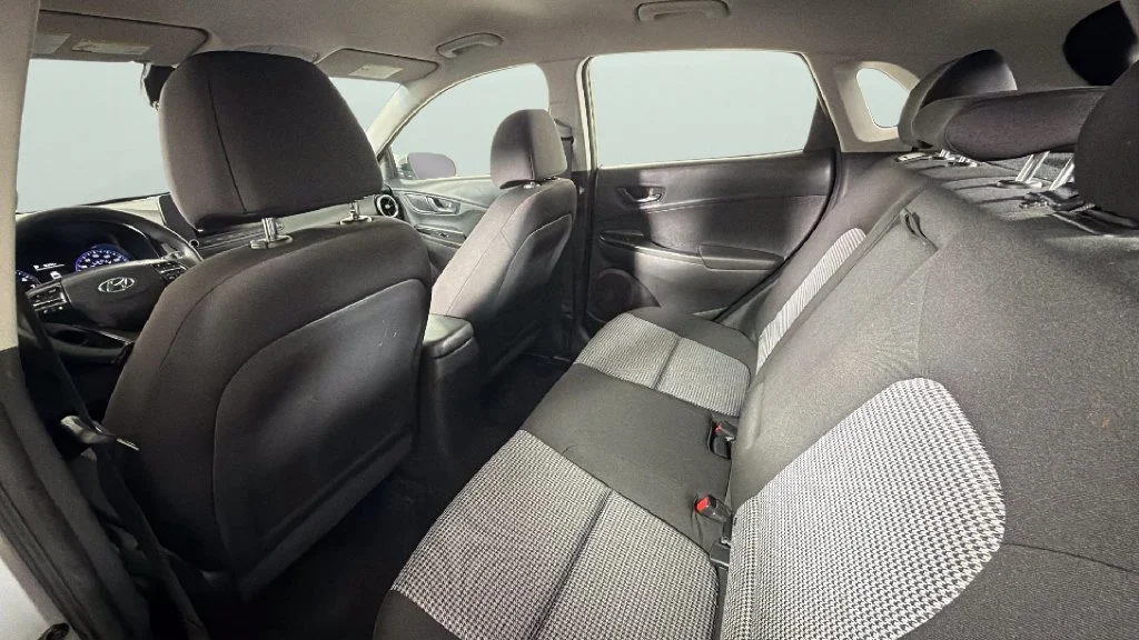 Used 2022 Silver Hyundai SE image 28