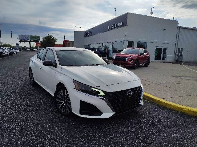 Used 2025 White Nissan 2.5 SV image 1