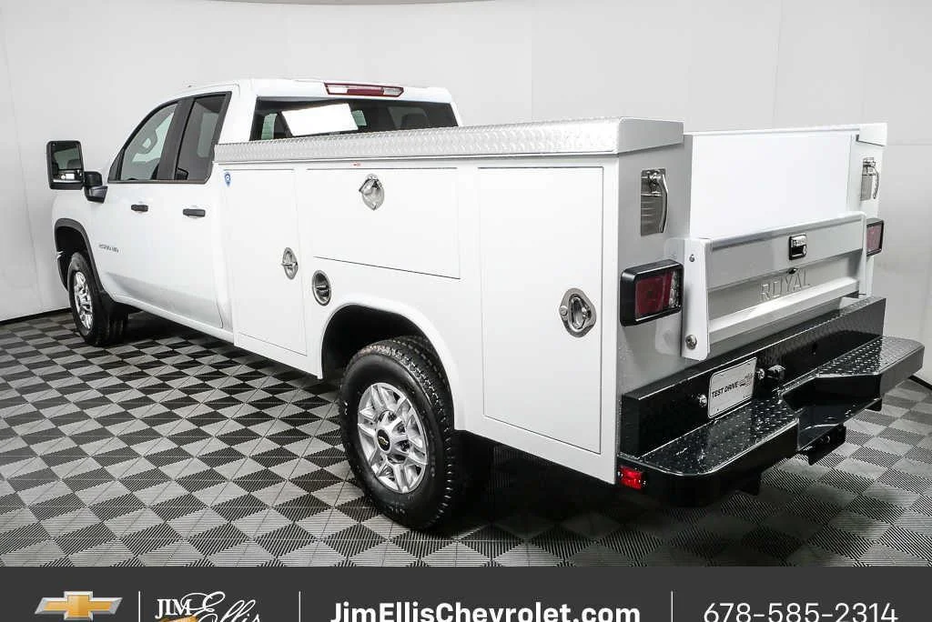 New 2026 Summit White Chevrolet WT image 25