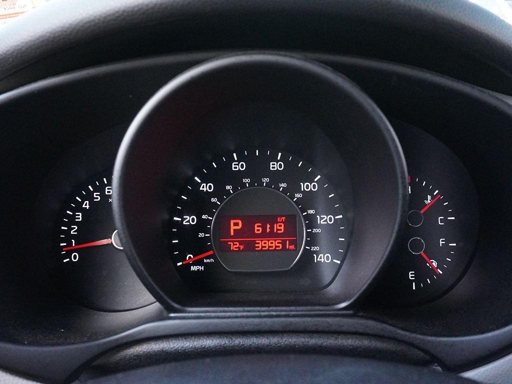 Used 2018 White Kia Base image 30