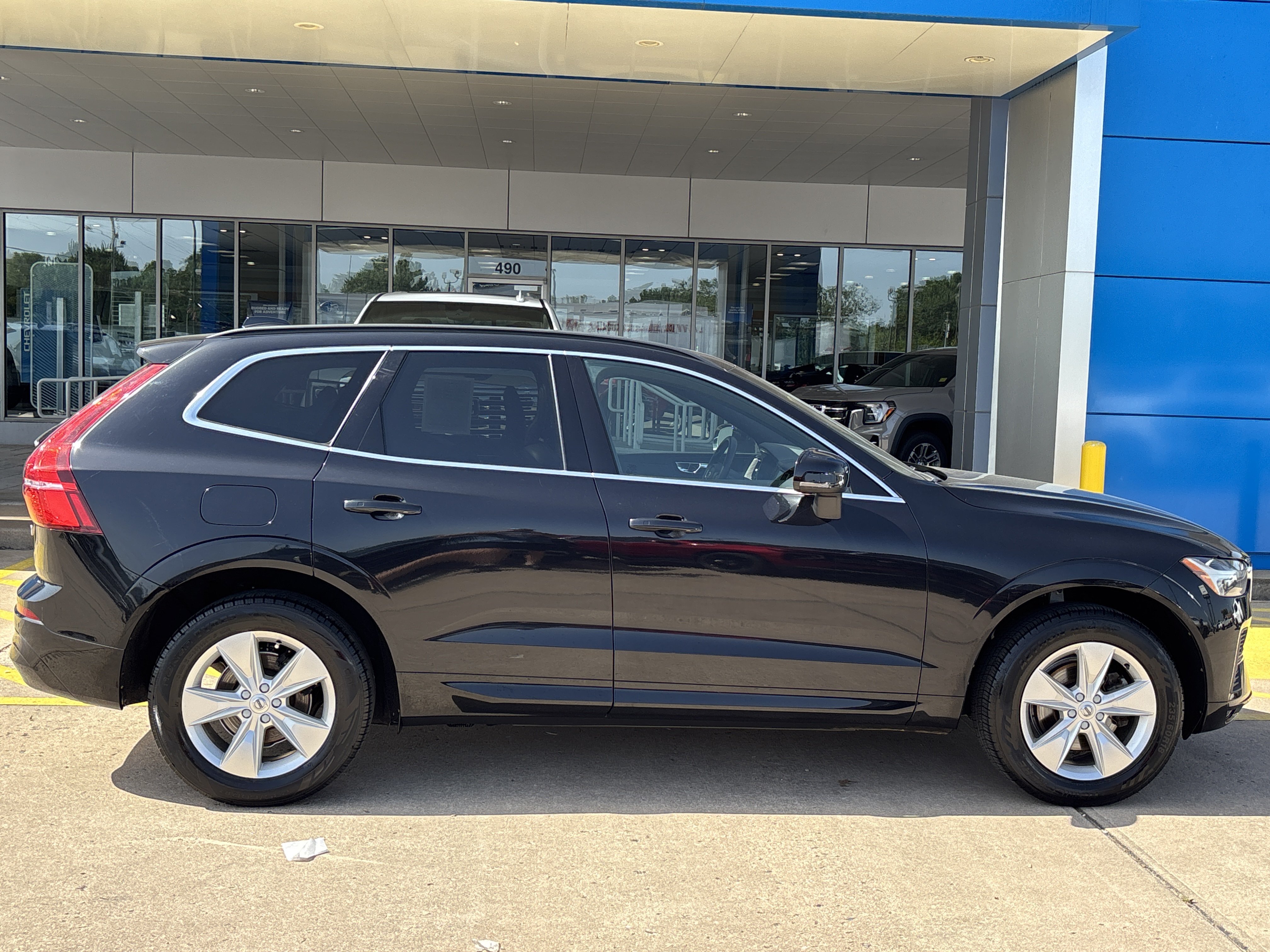 Used 2022 Onyx Black Metallic Volvo Momentum image 2