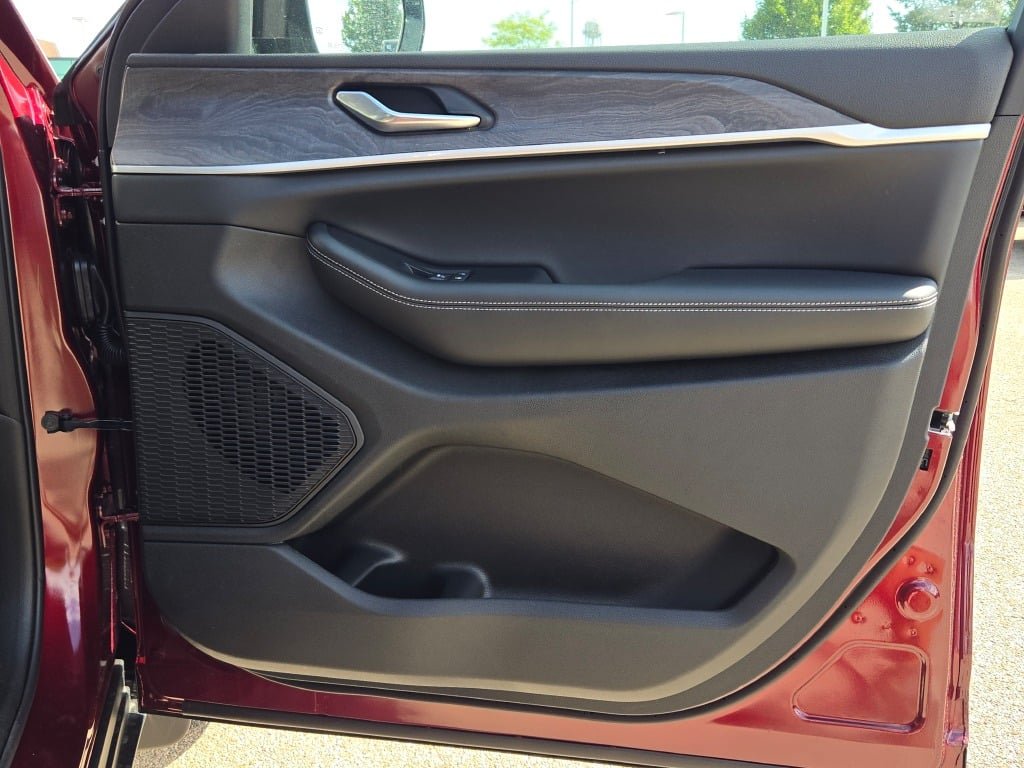 New 2025 Velvet Red Pearl-Coat Exterior Paint Jeep Limited image 9