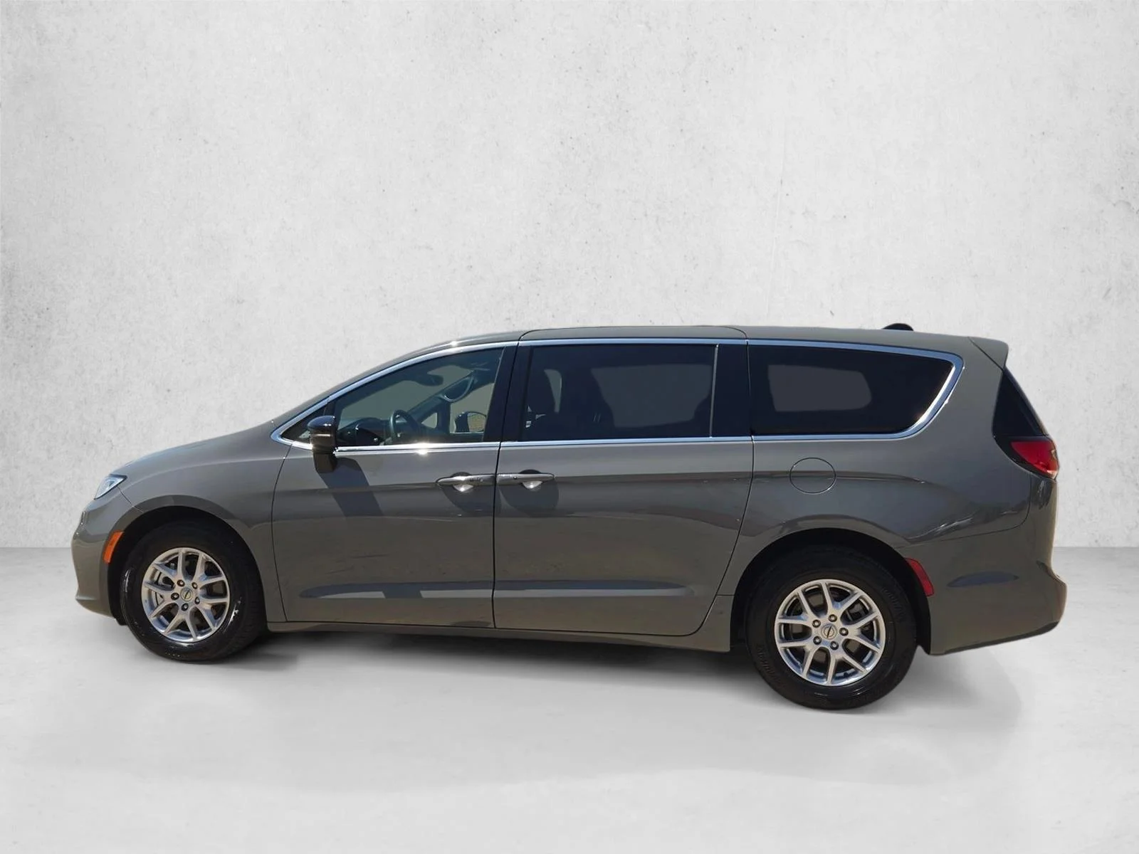 Used 2025 Ceramic Gray Clearcoat Chrysler Select image 9