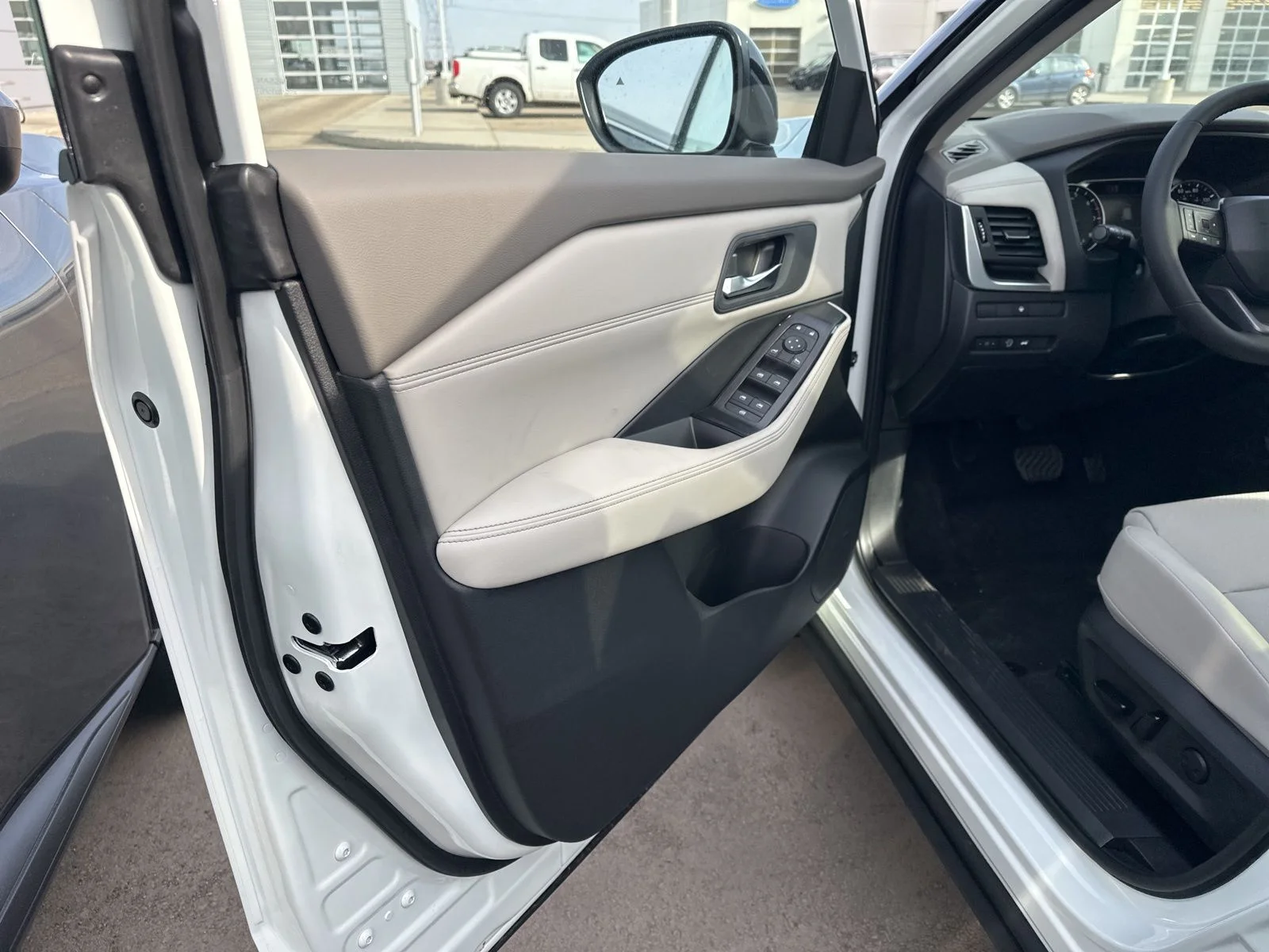 New 2026 Everest White Pearl TriCoat Nissan Dark Armor™ image 14