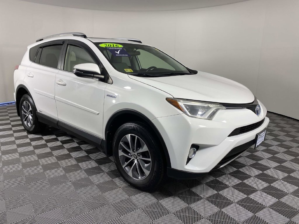 Used 2016 White Toyota XLE image 1