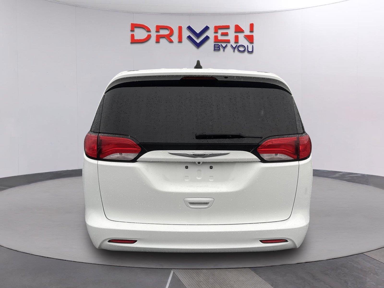 Used 2022 Bright White Clearcoat Chrysler LX image 5