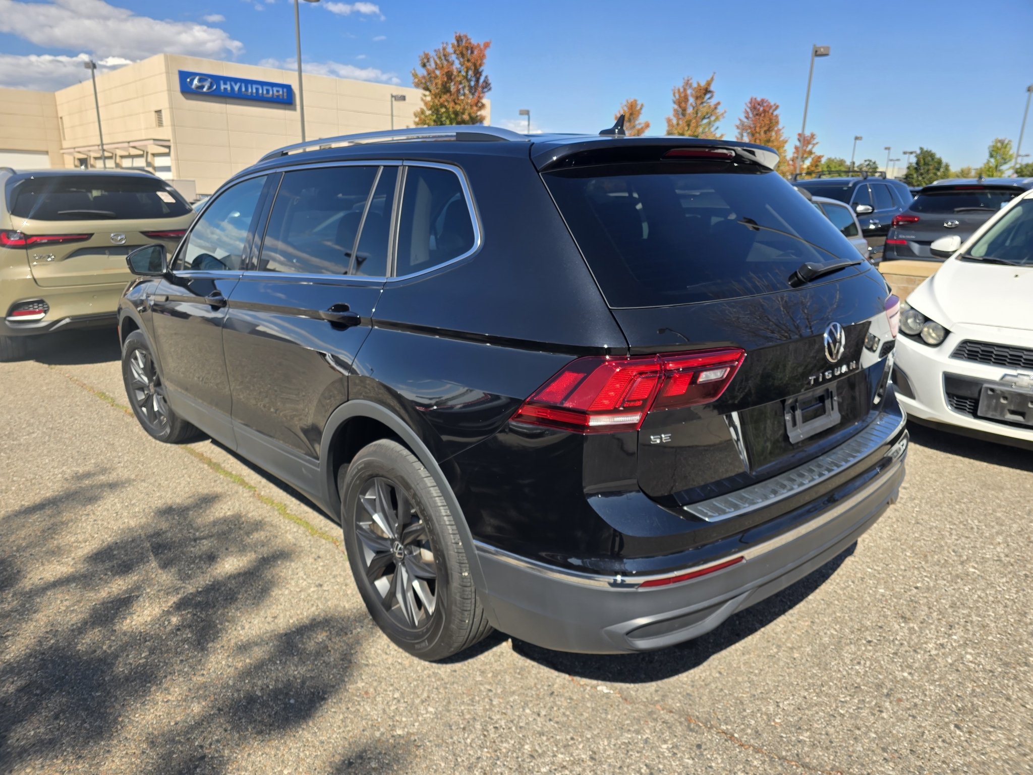Used 2024 Deep Black Pearl Volkswagen SE image 3