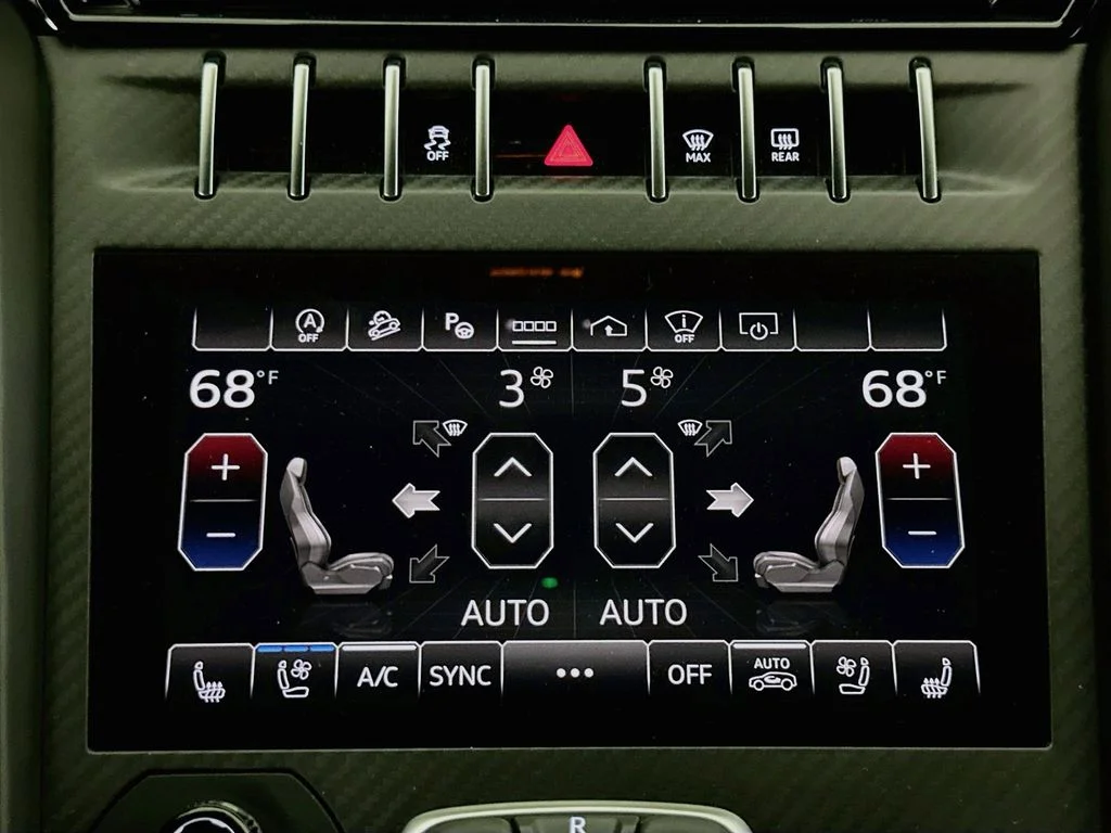 Used 2024 White Lamborghini Performante image 16