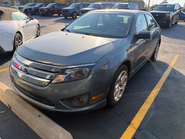Used 2011 Blue Ford SE image 2