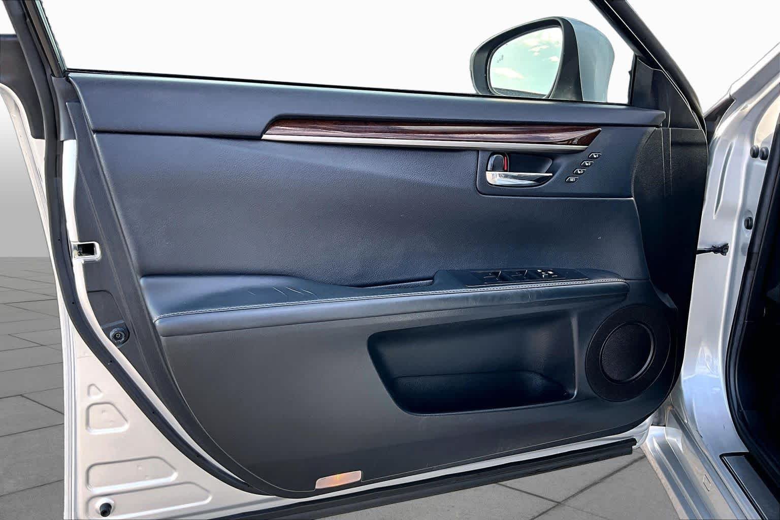 Used 2014 Silver Lining Metallic Lexus  image 22