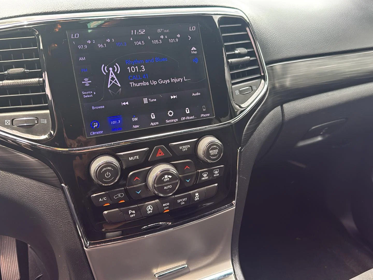 Used 2020 Billet Silver Metallic Jeep Laredo image 16