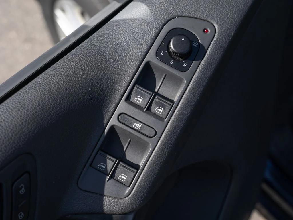 Used 2015 Blue Volkswagen SE image 16