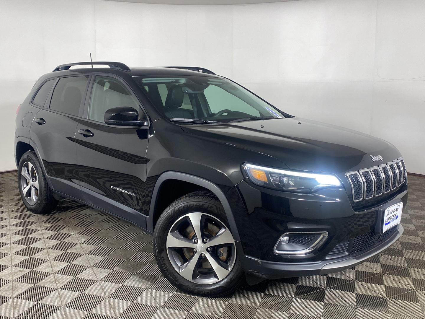 Used 2022 Diamond Black Crystal Pearlcoat Jeep Limited image 2