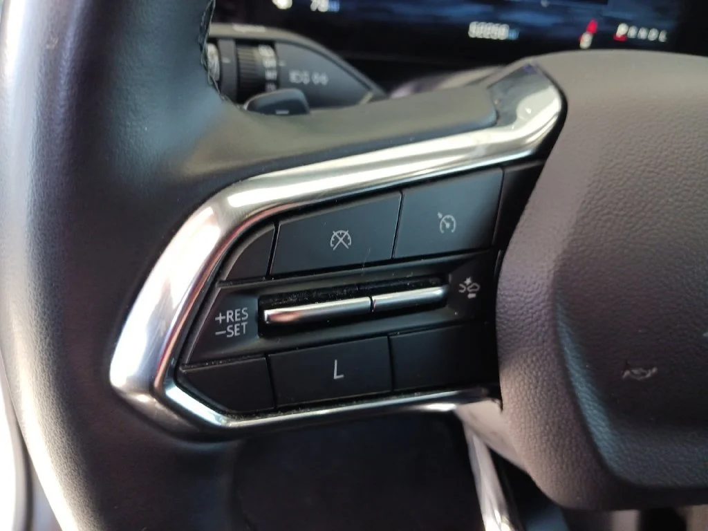 Used 2025 Summit White Chevrolet LT image 31