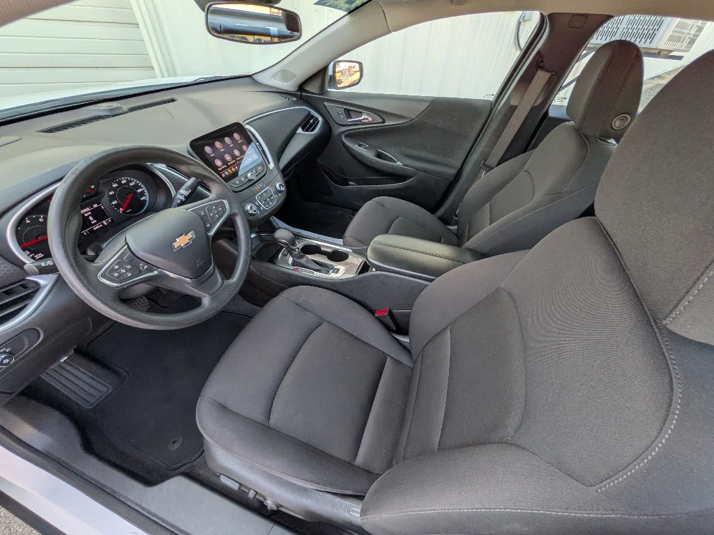Used 2024 Summit White Chevrolet LT image 9