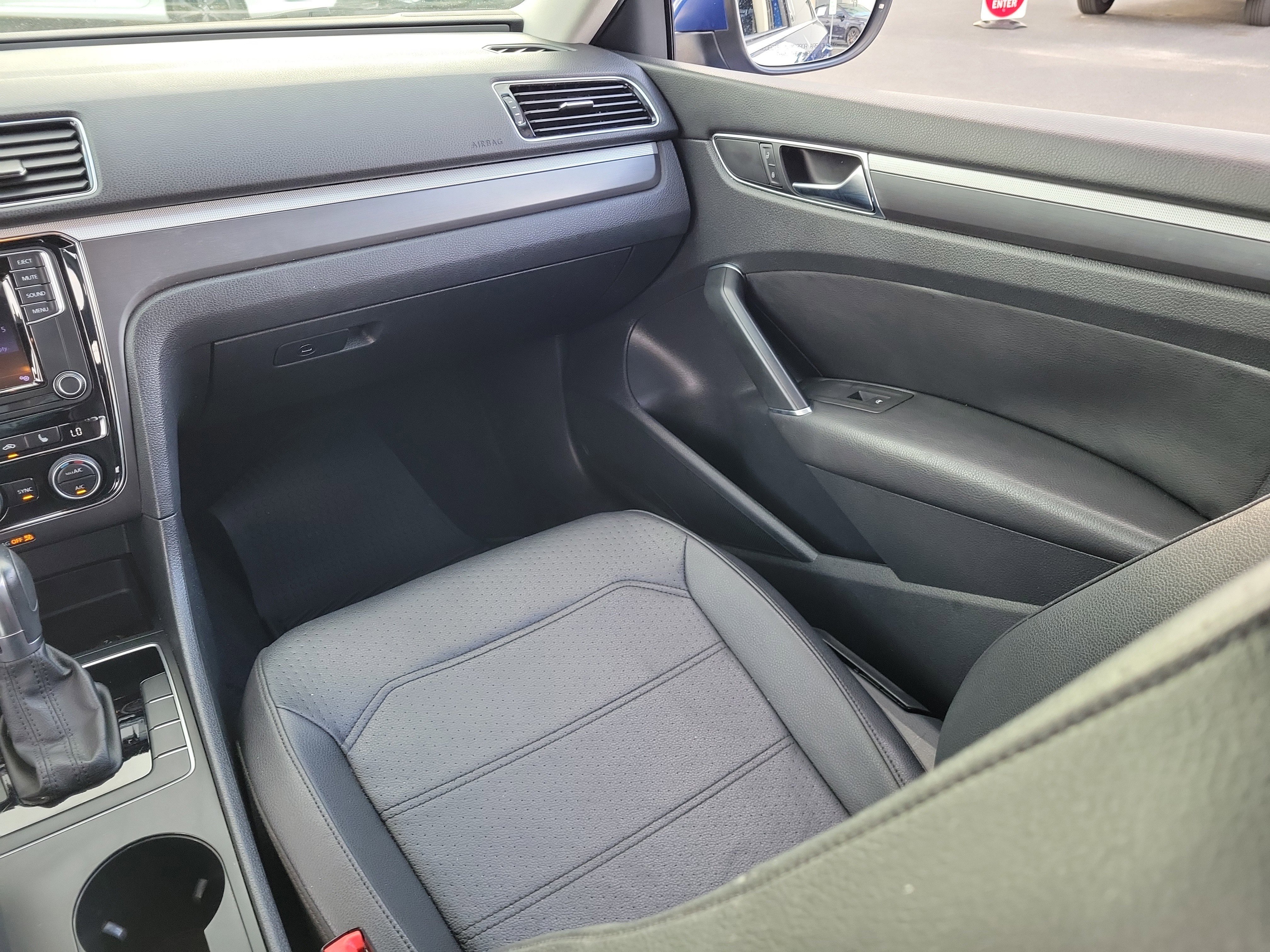 Used 2017 Reef Blue Metallic Volkswagen R-Line w/Comfort Pkg image 17