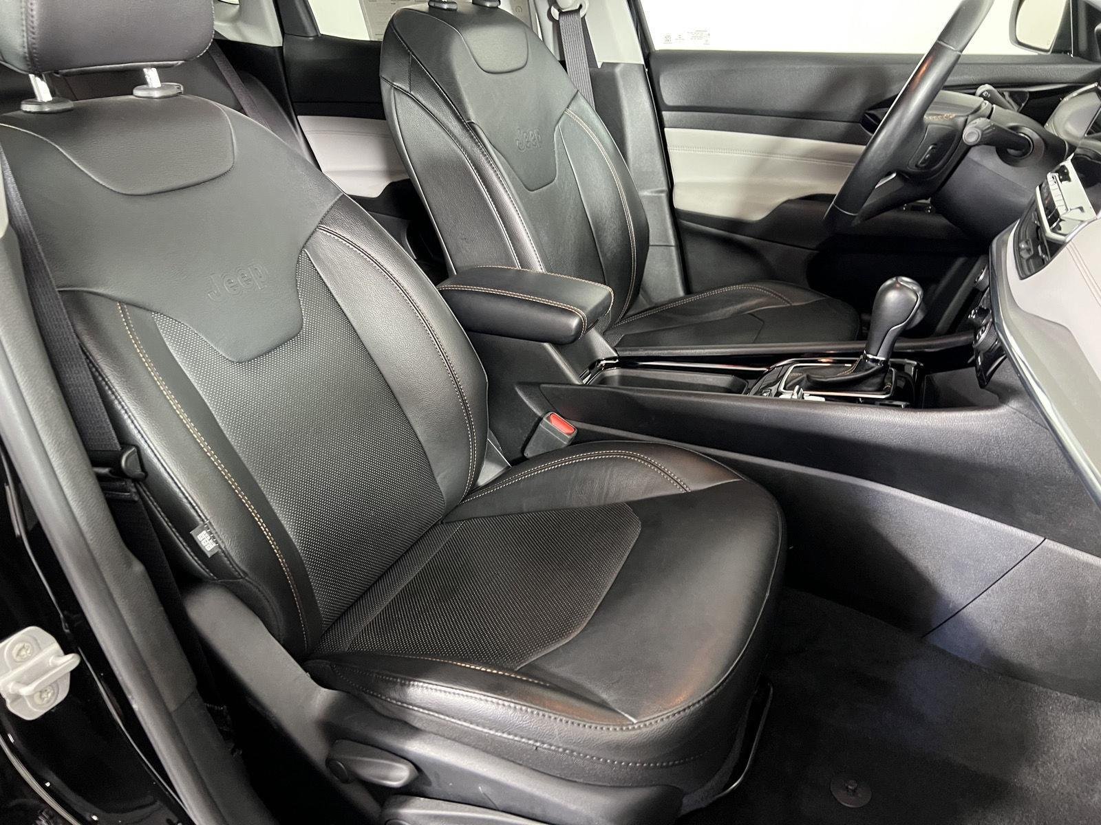 Used 2022 Diamond Black Crystal Pearlcoat Jeep Limited image 22