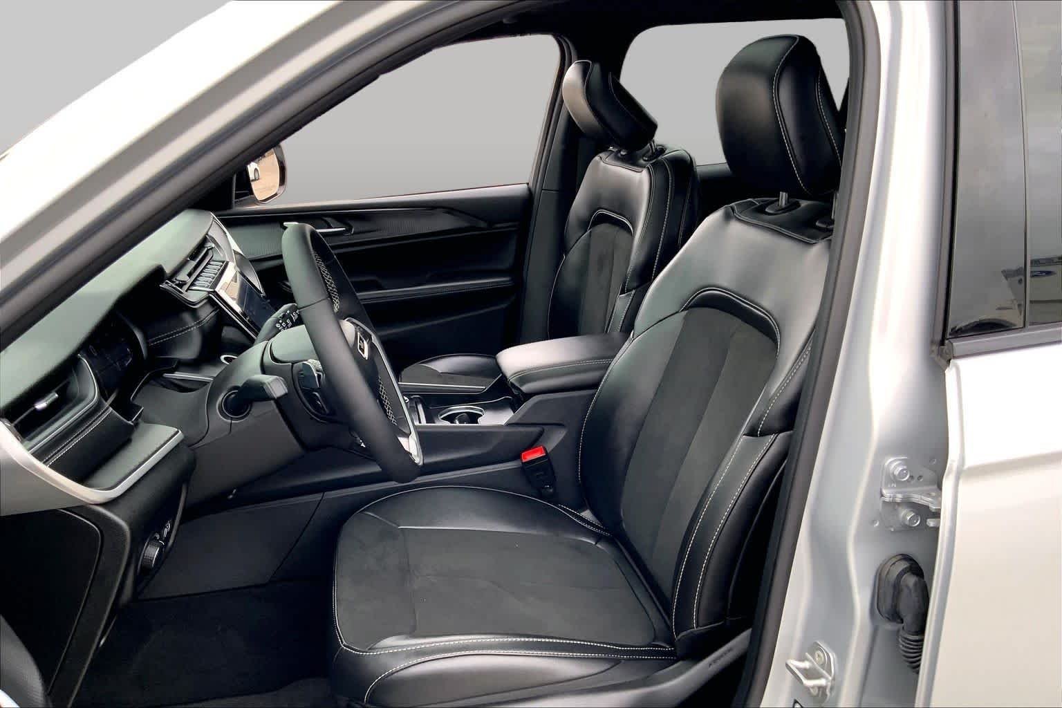 Used 2025 Silver Zynith Jeep Altitude X image 8