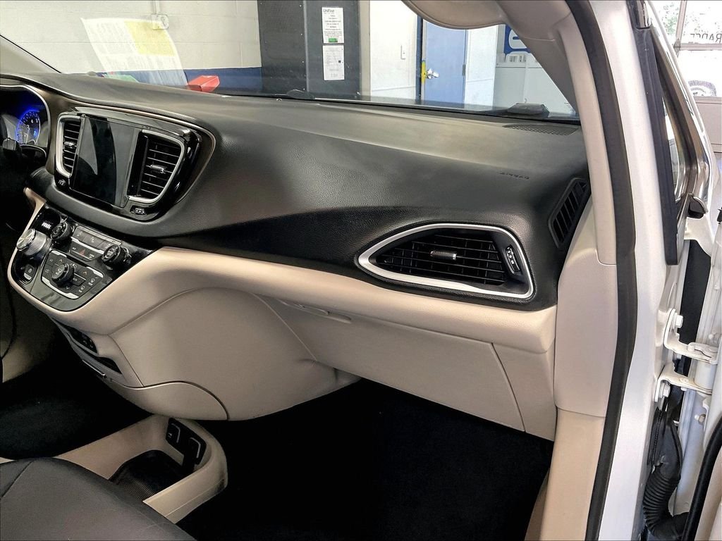 Used 2018 White Chrysler Touring L image 13
