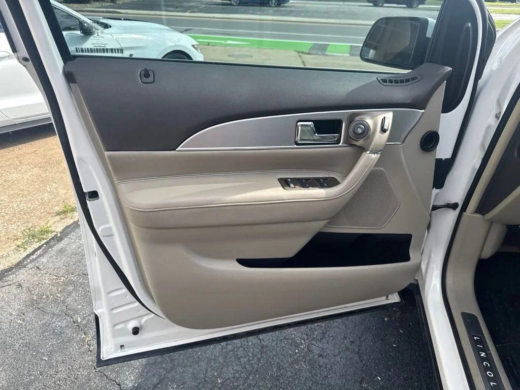 Used 2015 White Lincoln Base image 14