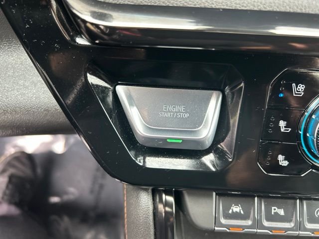 Used 2025 White GMC AT4 image 31