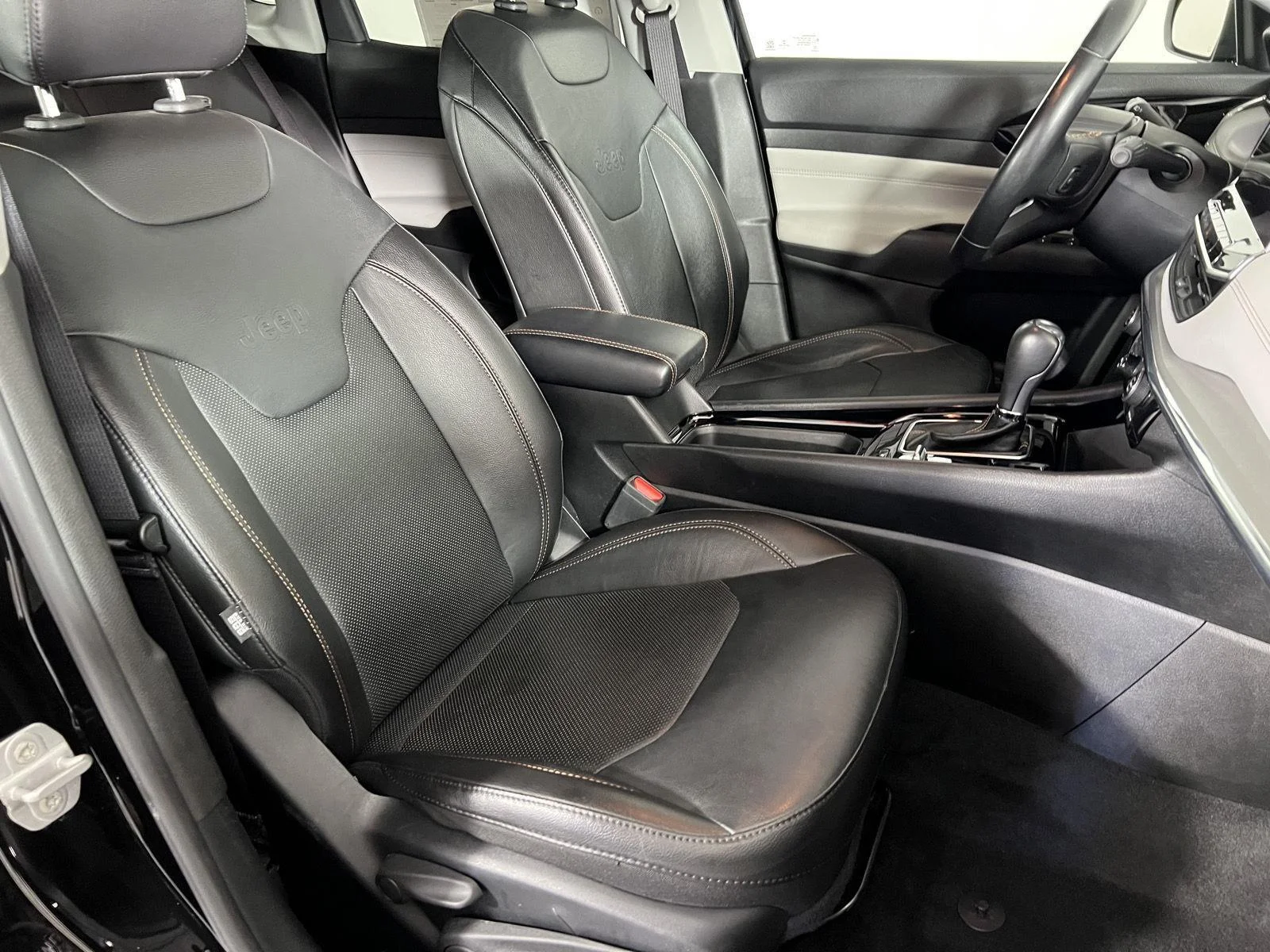 Used 2022 Diamond Black Crystal Pearlcoat Jeep Limited image 22
