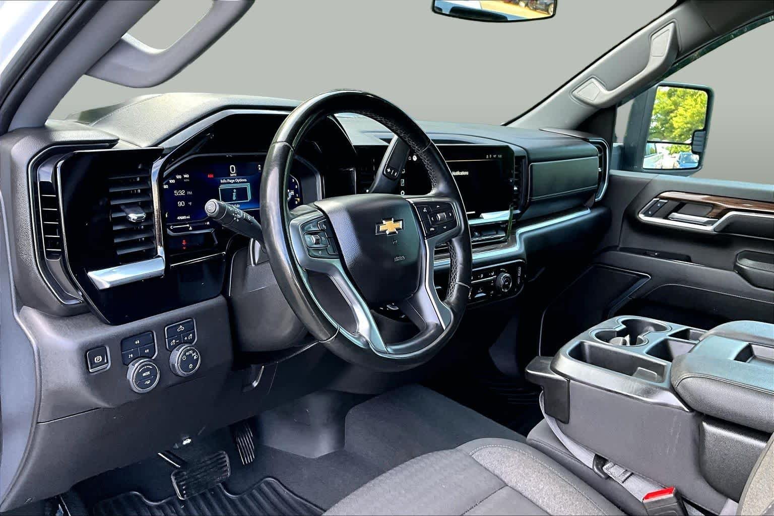 Used 2024 Summit White Chevrolet LT image 16