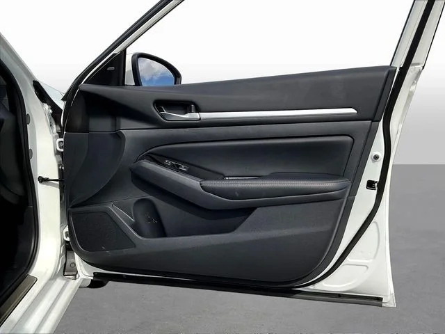 Used 2025 White Nissan 2.5 SL image 29