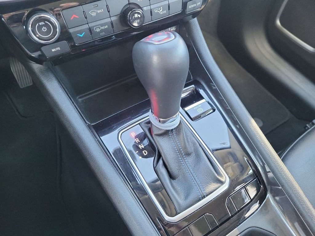 Used 2022 White Jeep Latitude FWD image 21