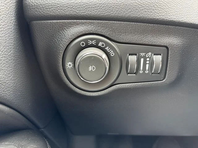 Used 2020 Granite Crystal Clearcoat Metallic Jeep Latitude image 21