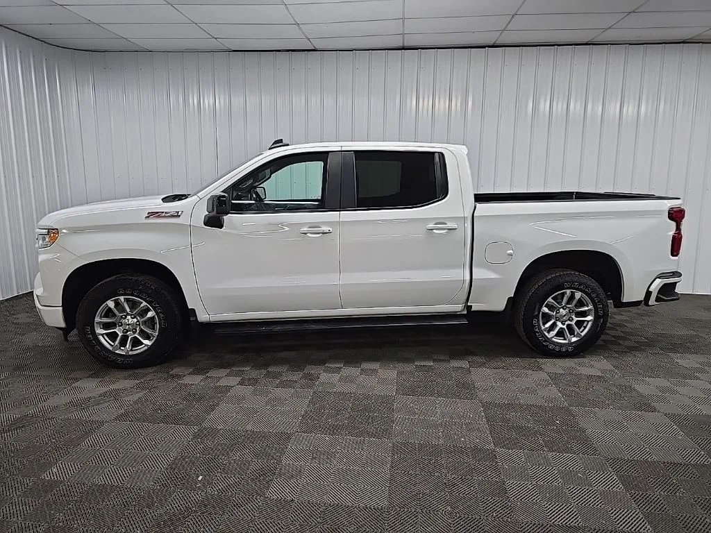 Used 2022 White Chevrolet RST image 5